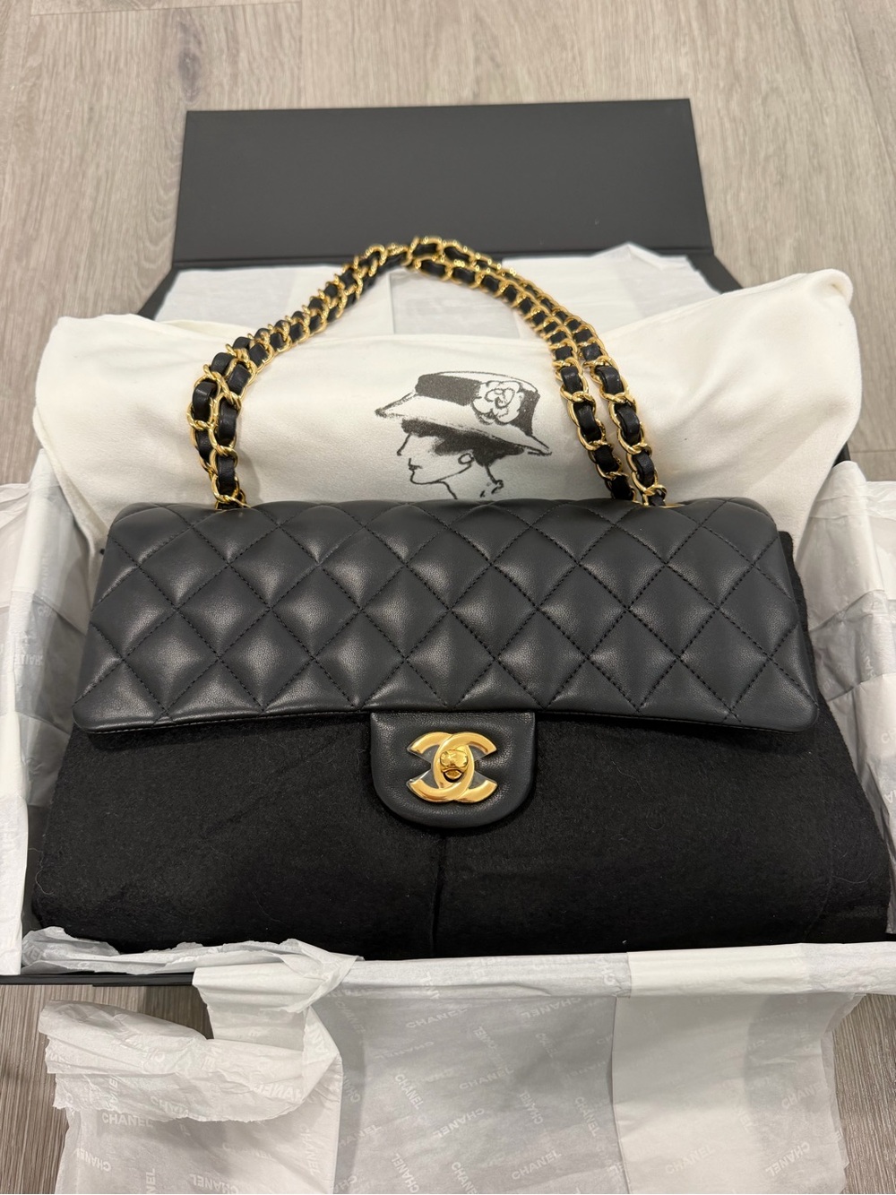 Chanel Classic Quilted Flap lamb skin Bag in Black with Gold Hardware like NEW - Picture 8 of 17